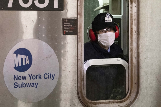 코로나19가 한창 확산 중이던 2020년 4월 당시 미국 뉴욕의 지하철 운전사가 마스크를 쓰고 있다. 2020.4.17  AP 연합뉴스  