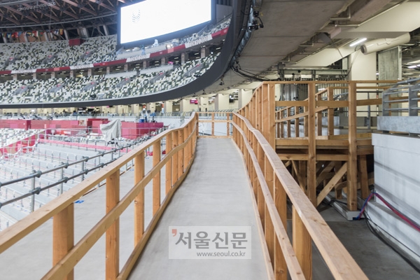 나무로 만든 장애인 통로가 있는 올림픽 주경기장. 도쿄 류재민 기자 phoem@seoul.co.kr