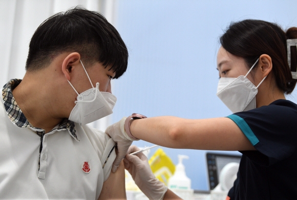 수능을 101일 앞둔 9일 서울 동작구민체육센터에 마련된 예방접종센터에서 한 고3 학생이 백신을 맞고 있다. 2021. 8. 9 박윤슬 기자 seul@seoul.co.kr