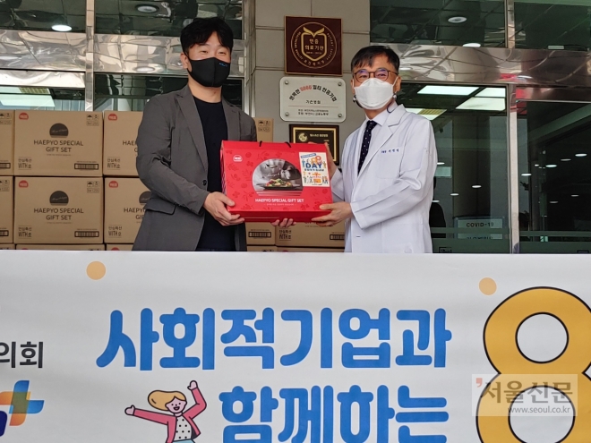 김승모(왼쪽) 부천사회적기업협의회 회장이 기평석 가은병원장에게 코로나19로 힘든 의료진들을 위해 ‘기프트 박스’를 전달하고 있다.