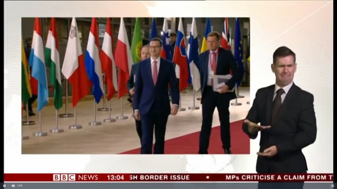 영국 공영방송 BBC의 뉴스에서 수어 통역을 보여주는 모습. BBC 화면 캡처.