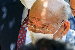 또 꾸벅… 재판 25분 만에 나간 전두환