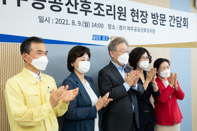 이재명(왼쪽 3번째) 지사가 이항진(왼쪽 1번째) 여주시장 등과 함께 9일 경기 여주공공산후조리원을 방문해, 코로나19 확산 속 산모와 신생아의 안전을 위해 방역관리에 애쓰는 관계자들의 노고를 격려하고 기념사진을 찍고 있다. 경기도 제공 