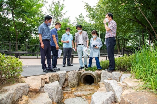 지난 6일 강서구의회 미래복지위원회 소속 의원들이 ‘개화산 되살리기’ 현장을 방문해 공사 상태 등을 점검하고 있다. 강서구의회는 친수공간으로 바뀐 개화산이 제기능을 할 수 있도록 앞으로도 지원을 아끼지 않겠다는 계획이다. 강서구의회 제공
