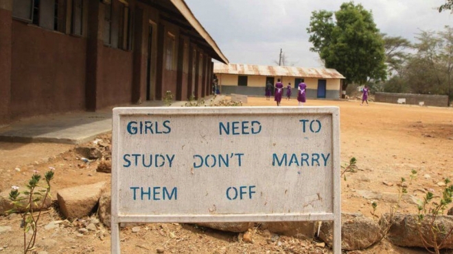 “소녀들은 공부해야 하니, 결혼으로 쫓아내지 마세요”라고 적힌  아프리카 학교의 팻말. 유니세프
