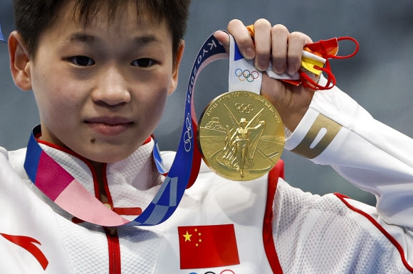 Olympic Games 2020 Diving 만 14세의 나이로 금메달을 목에 건 최연소 금메달리스트 중국 다이빙 선수 취안훙찬. EPA 연합