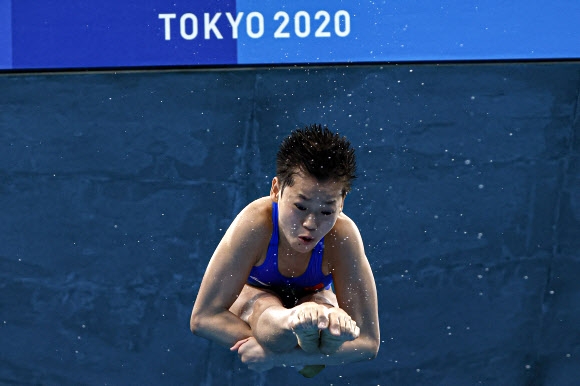 만 14세의 나이로 금메달을 목에 건 최연소 금메달리스트 중국 다이빙 선수 취안훙찬. EPA 연합