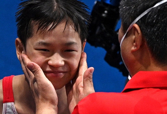 만 14세의 나이로 금메달을 목에 건 최연소 금메달리스트 중국 다이빙 선수 취안훙찬.AFP연합