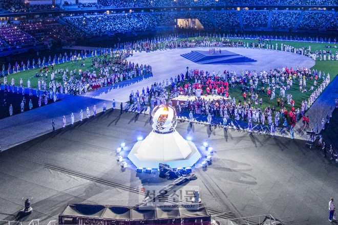 일본 도쿄 올림픽 스타디움에서 8일 열린 폐막식에서 타오르던 성화가 꺼지기 직전의 모습. 도쿄 류재민 기자 phoem@seoul.co.kr
