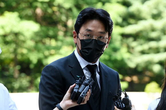프로포폴 불법 투약 혐의로 기소된 배우 하정우가 10일 재판을 받기 위해 서울중앙지법으로 들어서고 있다. 연합뉴스