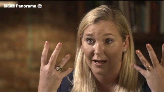 미국 여성 버지니아 로버츠 주프레가 영국에서 방송되는 BBC 파노라마 프로그램에서 인터뷰를 하고 있다. 방송화면 캡처