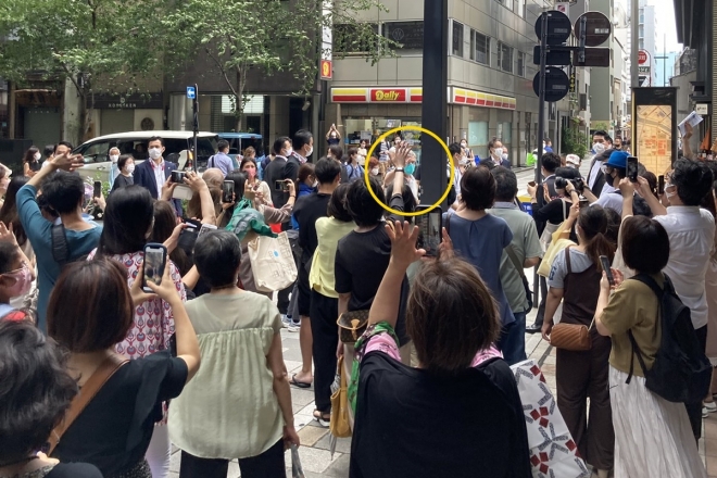 토마스 바흐 IOC 위원장으로 추정되는 인물이 9일 일본 도쿄 번화가 긴자 거리에 나타나 도쿄 시민들이 몰려들어 사진을 찍고 있다.   트위터