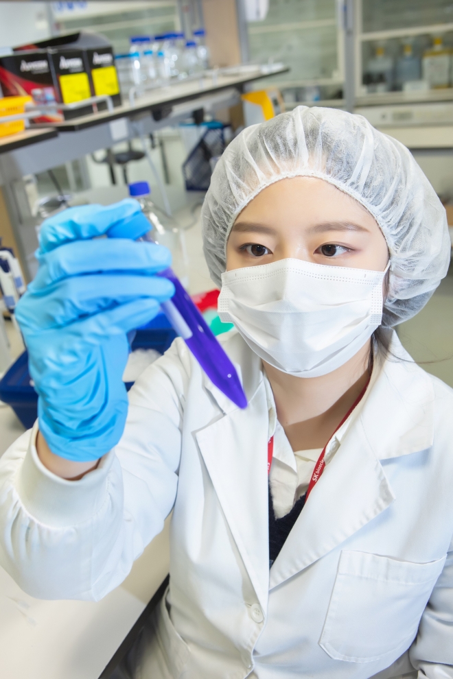 SK바이오사이언스 연구원이 백신 개발을 위한 연구를 진행하고 있다. SK바이오사이언스 제공