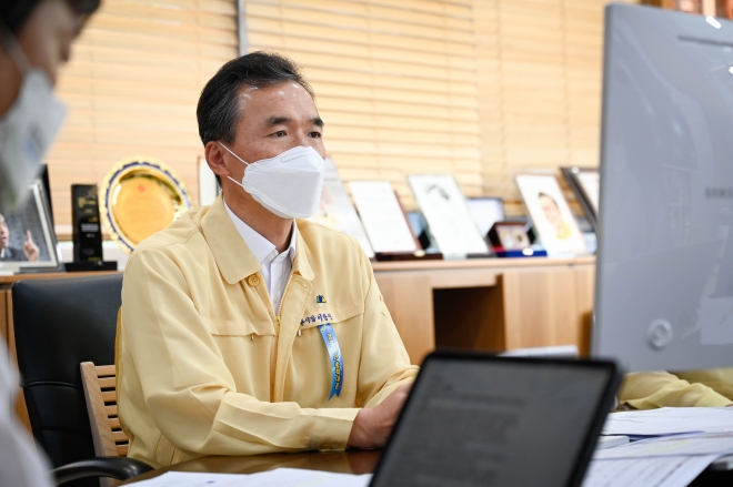 이항진 시장이 10일 오후 열린 비대면 기자회견에서 코로나19 의심증상이 있으면 즉시 신속PCR검사를 받으라고 권유하고 있다. 여주시 제공 