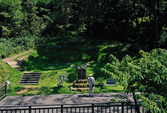 망우리 공원 내 이태원무연고합장묘는 유관순 열사를 가장 가까이서 추모할 수 있는 공간이다.