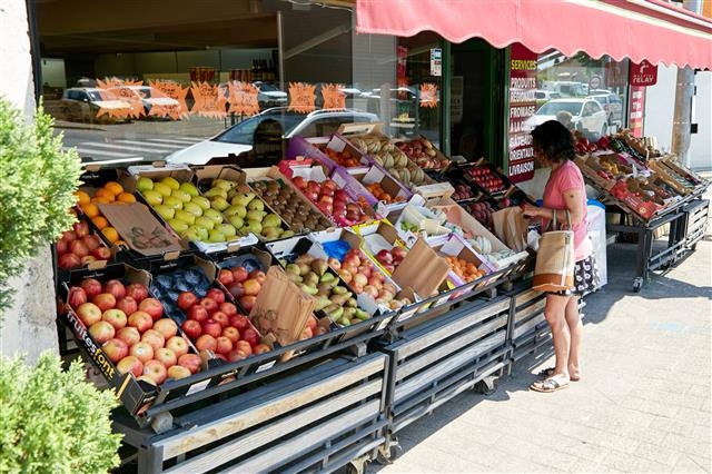 남프랑스에 있는 한 마트 앞에 다양한 과일들과 함께 칸탈로프 멜론이 놓여 있다.
