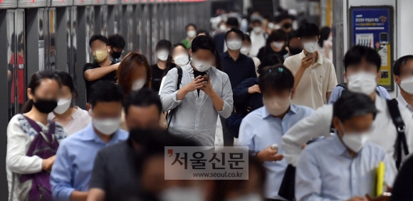 국내 신종 코로나바이러스 감염증(코로나19) 4차 대유행 상황이 갈수록 악화하고 있는 12일 서울 광화문역에서 시민들이 마스크를 쓴채 출근을 하고 있다. 2021.8.12 박지환기자 popocar@seoul.co.kr