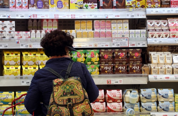 지난 4월 서울의 한 마트에서 고객이 우유 제품을 둘러보고 있다. 연합뉴스