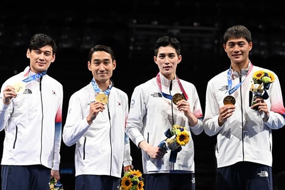 도쿄올림픽 펜싱 남자 사브르 단체전 금메달을 딴 펜싱 대표팀 선수들. 도쿄 올림픽사진공동취재단