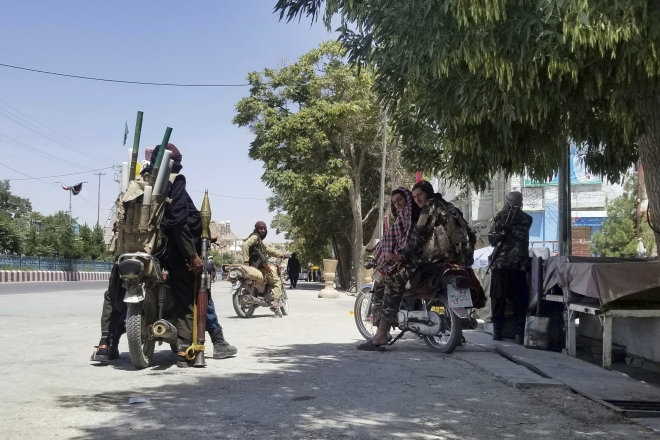 12일 아프가니스탄 수도 카불 근처도시인 가즈니를 장악한 이슬람 반군 탈레반. 가즈니 AP 연합뉴스