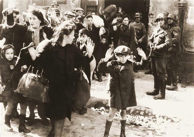 1943년 폴란드 바르샤바 게토에서 생존한 유대인들. 당시 폴란드에서 사망한 유대인 가운데 수십만명이 폴란드인의 밀고, 방관, 학살 등에 희생됐다. 휴머니스트 제공