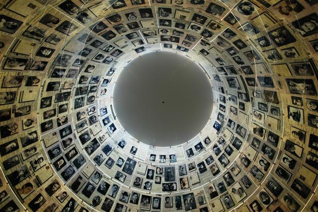 이스라엘 예루살렘의 홀로코스트 기념관에 걸린 유대인 희생자 사진들. 2차대전 당시 희생된 것으로 추정되는 600만명 이상의 유대인 가운데 상당수는 거주 국가의 이웃이나 반유대주의자에게 희생된 것으로 밝혀지고 있다. AP 연합뉴스