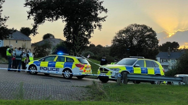 영국 남부 데번주(州) 플리머스 한 가정집에서 발생한 총기 난사 사건으로 어린이를 포함해 5~6명이 사망하고 다수의 부상자가 발생했다. 현지 경찰이 사건 현장에 출동해 조사하고 있는 모습. BBC