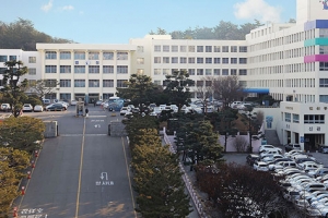 법원, “배우자 기간제 근로자 등록해 인건비 챙긴 공무원 해임은 적법”