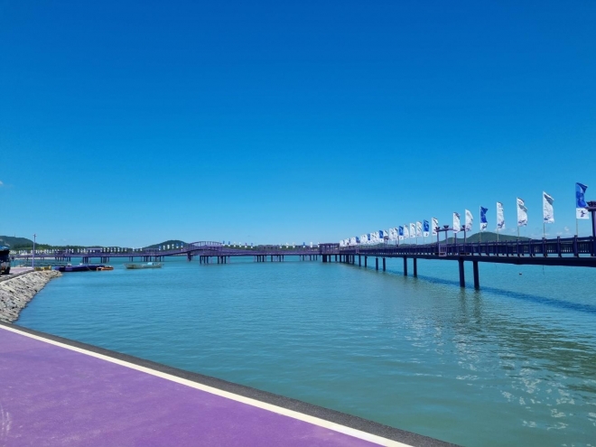 신안군 안좌도 퍼플교 행사정 전경