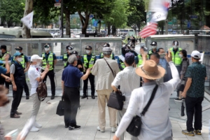 집회 현장서 경찰 촬영하는 유튜버 사법처리 검토
