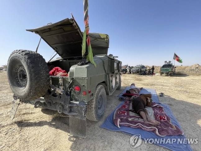 한 아프간 군인이 13일(현지시간) 칸다하르주에서 탈레반과 전투 중에 휴식을 취하고 있다. AP 연합뉴스