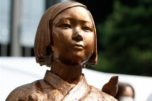 ‘종군위안부·강제연행’ 뺀 日교과서에 정부 “강한 유감”