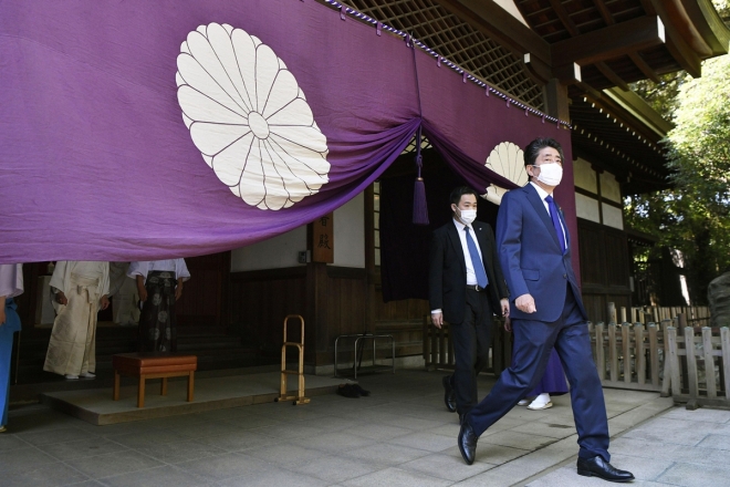 사진은 지난 4월 21일 일본 야스쿠니신사를 방문한 아베 신조 전 일본 총리. 2021.4.21  AP 연합뉴스