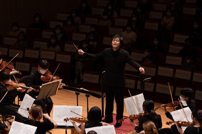 김선욱이 지난 12일 대구콘서트하우스에서 솔라시안 유스오케스트라와 베토벤 교향곡 5번을 선보이며 벅찬 표정으로 지휘하고 있다. 대구콘서트하우스 제공 