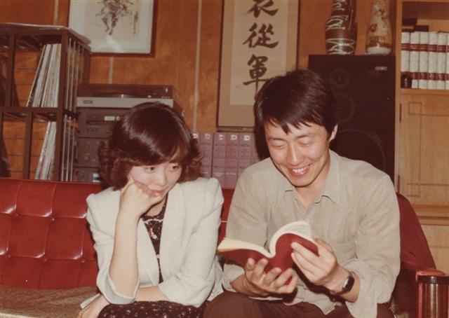 결혼을 앞둔 1982년 부인 이소연(왼쪽)씨가 서울 마포구 동교동 최 전 원장의 집에 와 인사를 하던 날.  최재형 캠프 제공