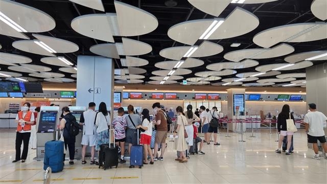 연휴를 맞아 광복절인 15일 오전 서울 강서구 김포공항 국내선 출발층에서 여행을 가려는 탑승객들로 붐비고 있다. 곽진웅 기자 kjw@seoul.co.kr