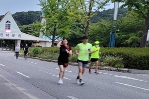 델타변이 전파력 강해 위험하다는데…야외라 괜찮다는 노마스크 마라톤족
