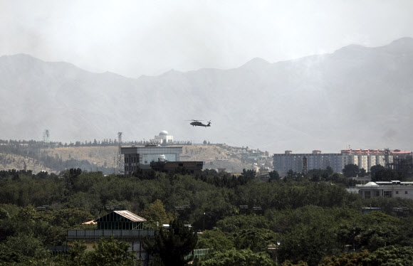 아프가니스탄의 이슬람 무장반군 탈레반이 수도 카불 외곽 진입을 시도하고 있다는 소식이 전해진 15일 미군의 블랙호크 헬리콥터가 카불 주재 미국 대사관 안마당에 착륙하기 위해 접근하는 모습이 카메라에 포착됐다. 카불 AP 연합뉴스 