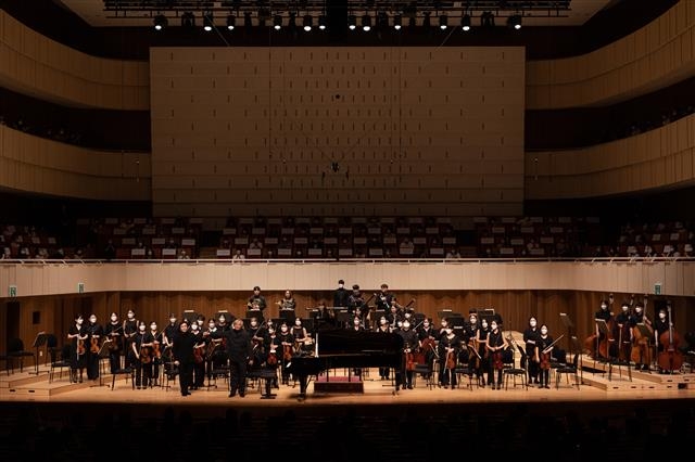 이날 모차르트 피아노 협주곡 20번을 협연한 피아니스트 백건우가 김선욱과 관객에게 인사하고 있다. 대구콘서트하우스 제공