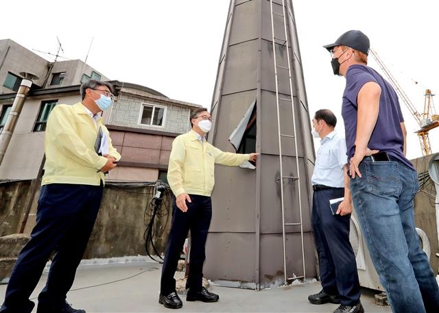 서울 금천구 시흥동에 방치된 한 교회 첨탑을 찾은 유성훈(왼쪽 두 번째) 구청장이 직원, 관계자들과 철거에 대해 논의하고 있다. 금천구 제공