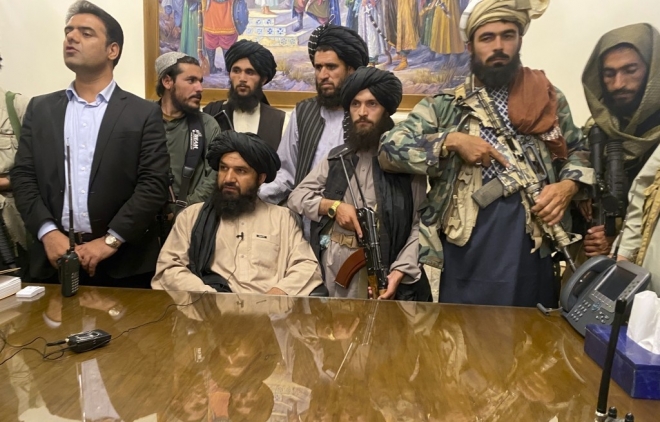 15일 아프가니스탄 대통령궁을 장악한 탈레반 조직원들. AP 연합뉴스