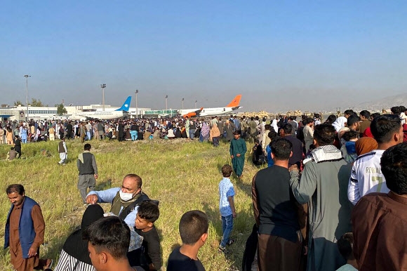 아프간 탈출 위해 카불 공항에 몰려든 시민들