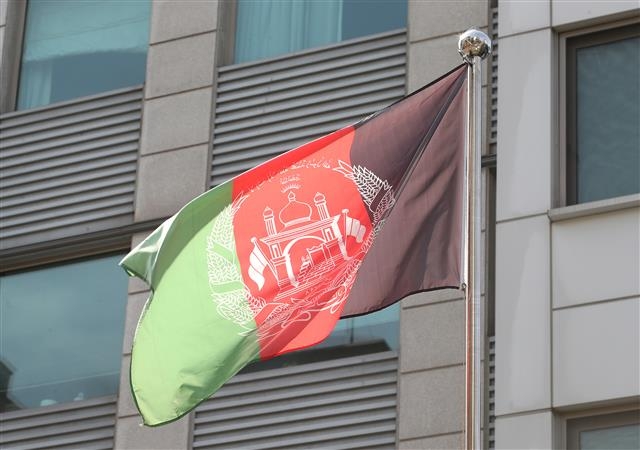 탈레반이 아프가니스탄 수도 카불의 대통령궁을 점령하고 종전 선언을 한 가운데 16일 서울 용산구 한남동 주한 아프가니스탄 대사관 앞 국기가 바람에 휘날리고 있다. 2021.8.16 뉴스1