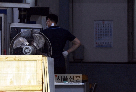 대체공휴일인 16일 인천 남동공단의 한 공장에서 근로자가 작업을 하고 있다. 2021. 8. 16 박윤슬 기자 seul@seoul.co.kr