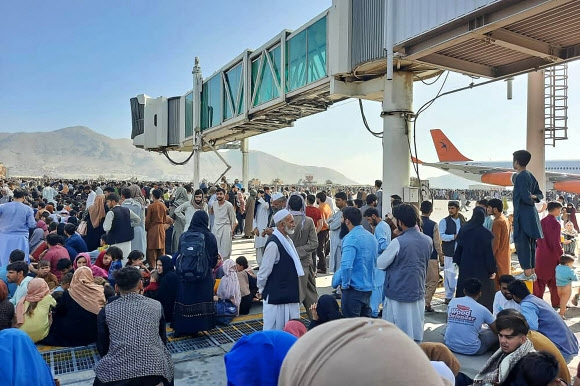 16일 아프가니스탄인들이 이슬람 무장세력 탈레반이 재장악한 수도 카불에서 탈출하기 위해 카불 공항에 몰려와 있다. AFP 연합뉴스  2021-08-16