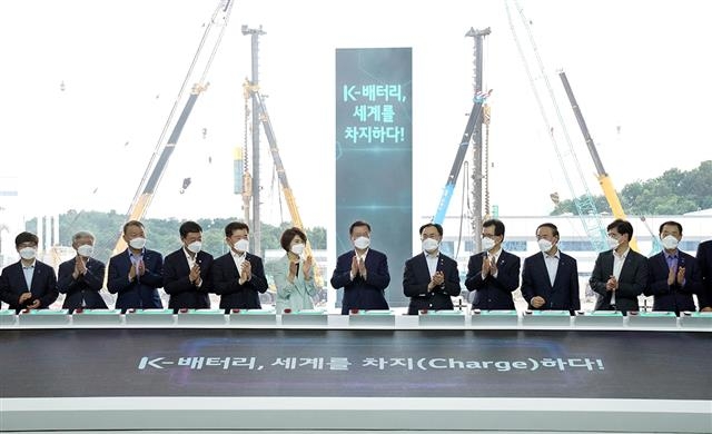 문재인 대통령이 지난 7월 8일 청주시에서 열린 ‘K배터리 발전전략’ 보고 행사를 마치고 참석자들과 기념사진을 촬영하고 있다. 충북도 제공