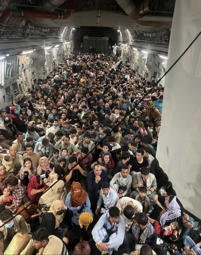 지난 15일(현지시간) 아프가니스탄 수도 카불 국제공항에서 아프간 민간인 640명을 태운 미 공군 수송기 C-17 내부 모습.