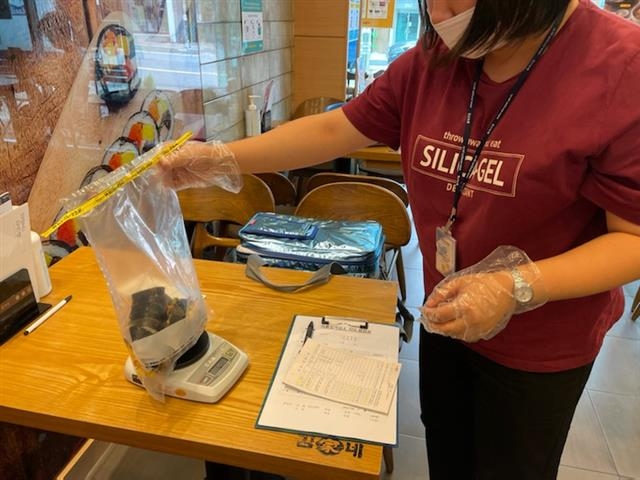 동작구 관계자가 위생 검사를 위해 한 김밥 전문 음식점의 김밥을 수거하고 있다. 동작구 제공