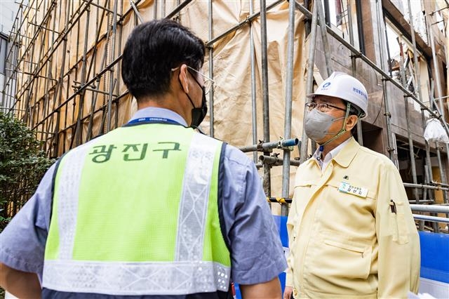 김선갑(오른쪽) 광진구청장이 지난 12일 서울 광진구 구의동의 한 철거 현장에서 관계자로부터 최근 발생한 가림막 사고 원인과 사고 예방 계획 등에 대해 듣고 있다. 광진구 제공
