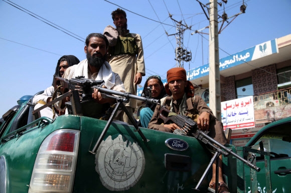 17일(현지시간) 아프가니스탄 잘랄라바드에서 차에 탄 탈레반 병사들이 총을 겨눈 채 도심을 돌아다니고 있다. 잘랄라바드 EPA 연합뉴스